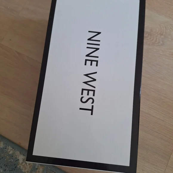 Brand New Nine West Women's Slip-On Three Band Rhinestone Sandals SiZe 5 - Picture 8 of 9